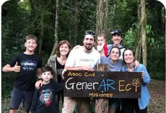 Grupo de voluntarios con cartel